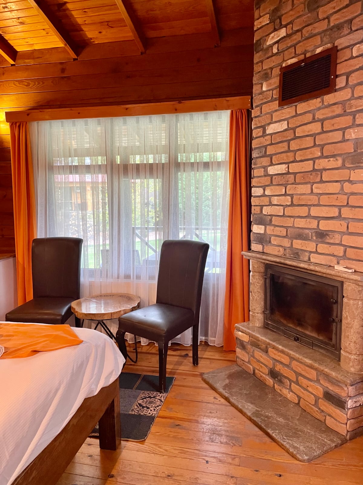 Şömine Başında Sessiz ve Sıcak Bir Tatil